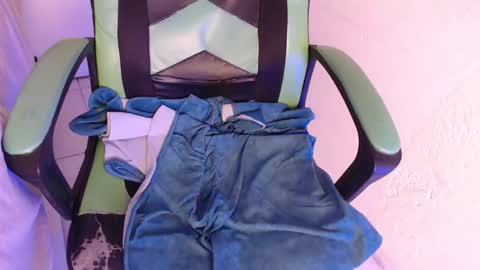 Snapshot of we_n_you chatting on 20, 11, 2025 Trixie 3 online show from 20, 11, 2025