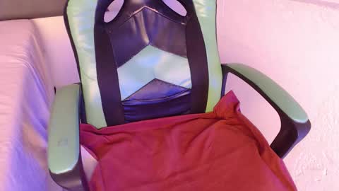 Snapshot of we_n_you chatting on 22, 11, 2025 Trixie 3 online show from 22, 11, 2025