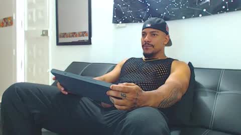 Snapshot of wesleyrogger chatting on 11, 11, 2025 Wesley Rogger online show from 11, 11, 2025