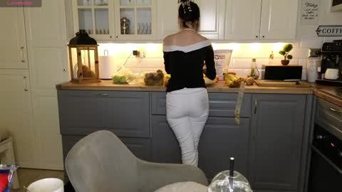 Snapshot of whats_her_name chatting on 12, 1, 2025 Victoria Maria online show from 12, 1, 2025