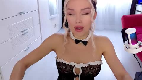 Snapshot of whitelabunny chatting on 8, 2, 2026 WhiteLaBunny online show from 8, 2, 2026