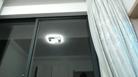 whitenightandqueen online show from 5, 4, 2026