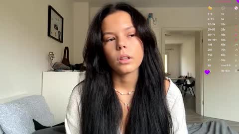 Mia online show from 7, 11, 2025