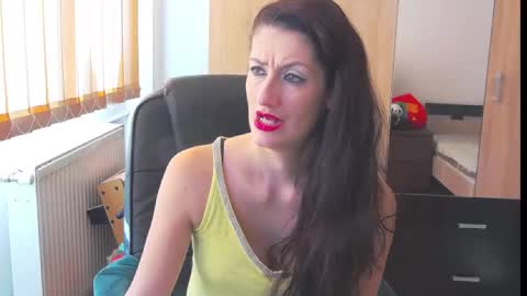 Snapshot of wildbea23 chatting on 4, 3, 2025 Bea online show from 4, 3, 2025