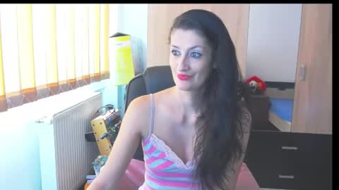 Snapshot of wildbea23 chatting on 12, 10, 2025 Bea online show from 12, 10, 2025