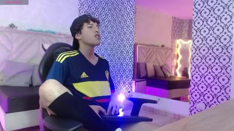 Snapshot of will_tay1 chatting on 7, 4, 2026 WILL online show from 7, 4, 2026