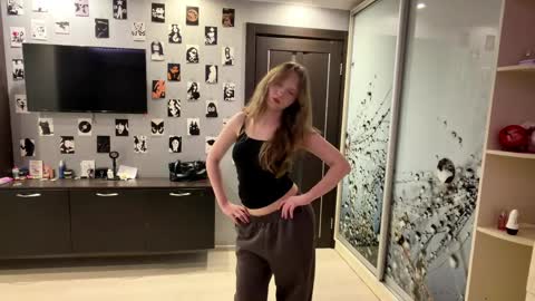 Snapshot of willenasow chatting on 8, 4, 2026 Olivia online show from 8, 4, 2026