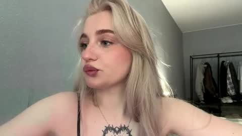 Snapshot of willenasow chatting on 29, 5, 2026 Olivia online show from 29, 5, 2026
