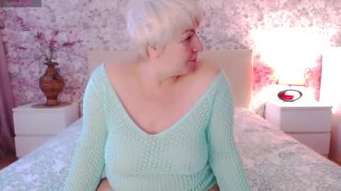 Snapshot of women_pleasures chatting on 4, 3, 2025 women_pleasures online show from 4, 3, 2025