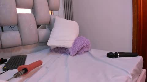 wonderkloe_ online show from 27, 4, 2026