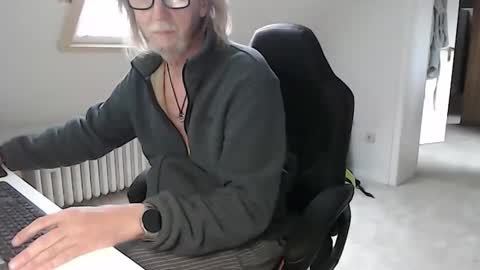 Snapshot of wyattearp64 chatting on 15, 10, 2025 WyattEarp64 online show from 15, 10, 2025