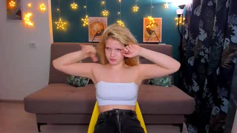 Snapshot of xloe_queen chatting on 2, 2, 2025 Chloe online show from 2, 2, 2025