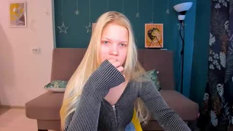 Snapshot of xloe_queen chatting on 10, 2, 2025 Chloe online show from 10, 2, 2025