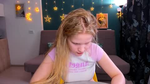 Snapshot of xloe_queen chatting on 1, 3, 2025 Chloe online show from 1, 3, 2025