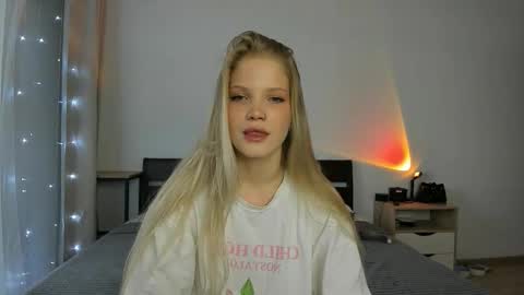 Snapshot of xloe_queen chatting on 28, 10, 2025 Chloe online show from 28, 10, 2025