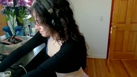 Mia online show from 2, 3, 2025