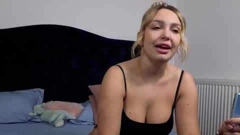 Snapshot of xsexycouples chatting on 10, 11, 2025 AnnaMaee online show from 10, 11, 2025