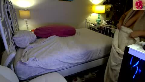 Snapshot of xxstrawberryjanexx chatting on 18, 11, 2025 Strawberry Jane online show from 18, 11, 2025