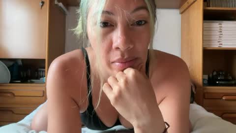 Snapshot of yenlo01 chatting on 13, 7, 2026 yenlo01 online show from 13, 7, 2026