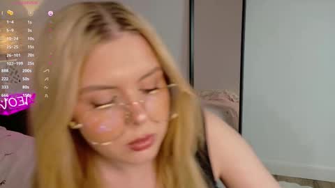 Snapshot of yess_kiki chatting on 25, 11, 2025 Kiki online show from 25, 11, 2025