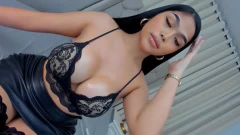 ylonagrae online show from 24, 10, 2025