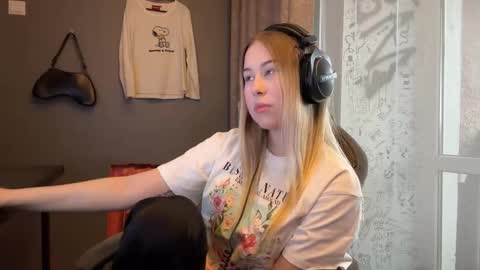 Snapshot of yolondaillovsky chatting on 4, 11, 2025 I am Rose ntmu Lets hit 10 Thumbs Up together online show from 4, 11, 2025