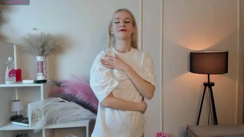 Snapshot of you_fell_in_love chatting on 6, 5, 2026 Elizabeth brunette -- Darline blonde online show from 6, 5, 2026