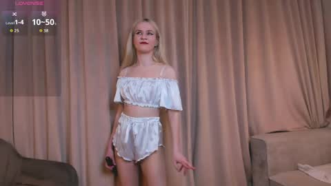 Snapshot of you_fell_in_love chatting on 8, 5, 2026 Elizabeth brunette -- Darline blonde online show from 8, 5, 2026