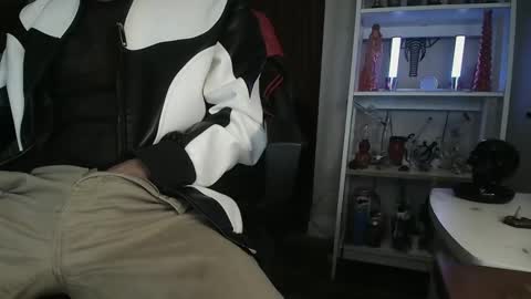 Snapshot of yoursignificantson chatting on 5, 2, 2025 HungLo1 online show from 5, 2, 2025