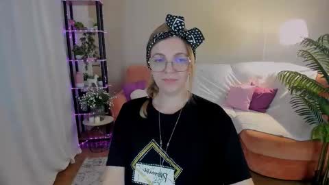 Snapshot of youruniverser chatting on 8, 9, 2025 Alice online show from 8, 9, 2025