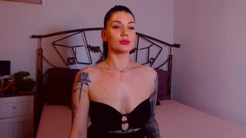 I V Y   online show from 13, 12, 2025