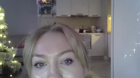 Snapshot of zarinaswift chatting on 23, 12, 2024 Zarina Swift online show from 23, 12, 2024