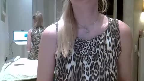 Snapshot of zarinaswift chatting on 9, 1, 2025 Zarina Swift online show from 9, 1, 2025