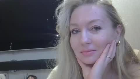 Snapshot of zarinaswift chatting on 1, 2, 2025 Zarina Swift online show from 1, 2, 2025