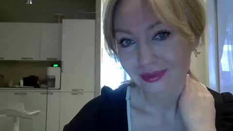 Snapshot of zarinaswift chatting on 10, 2, 2025 Zarina Swift online show from 10, 2, 2025