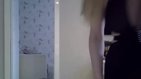 Snapshot of zarinaswift chatting on 11, 3, 2025 Zarina Swift online show from 11, 3, 2025