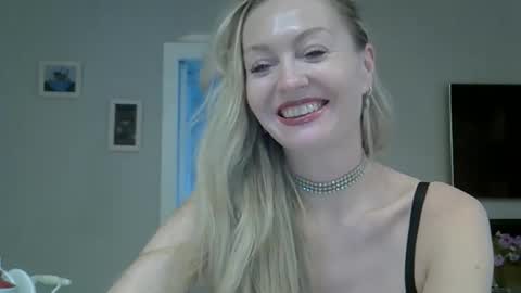 Snapshot of zarinaswift chatting on 28, 9, 2025 Zarina Swift online show from 28, 9, 2025