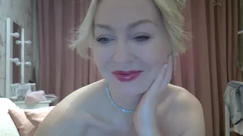 Snapshot of zarinaswift chatting on 6, 10, 2025 Zarina Swift online show from 6, 10, 2025