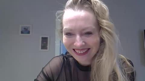Snapshot of zarinaswift chatting on 8, 10, 2025 Zarina Swift online show from 8, 10, 2025