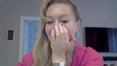 Snapshot of zarinaswift chatting on 10, 10, 2025 Zarina Swift online show from 10, 10, 2025