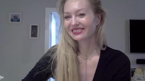 Snapshot of zarinaswift chatting on 18, 10, 2025 Zarina Swift online show from 18, 10, 2025