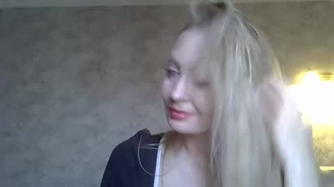 Snapshot of zarinaswift chatting on 28, 10, 2025 Zarina Swift online show from 28, 10, 2025
