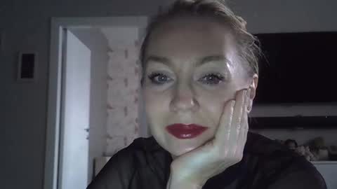 Snapshot of zarinaswift chatting on 1, 11, 2025 Zarina Swift online show from 1, 11, 2025