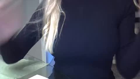 Snapshot of zarinaswift chatting on 4, 11, 2025 Zarina Swift online show from 4, 11, 2025