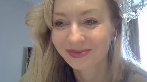Snapshot of zarinaswift chatting on 5, 11, 2025 Zarina Swift online show from 5, 11, 2025