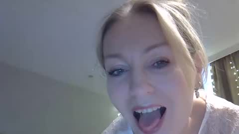 Snapshot of zarinaswift chatting on 21, 11, 2025 Zarina Swift online show from 21, 11, 2025