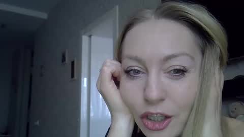 Snapshot of zarinaswift chatting on 24, 11, 2025 Zarina Swift online show from 24, 11, 2025