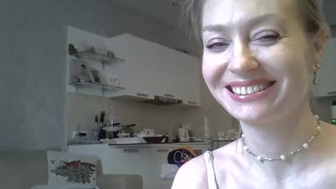Snapshot of zarinaswift chatting on 9, 5, 2026 Zarina Swift online show from 9, 5, 2026