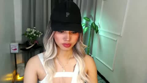 zelainalovetocum online show from 3, 3, 2025