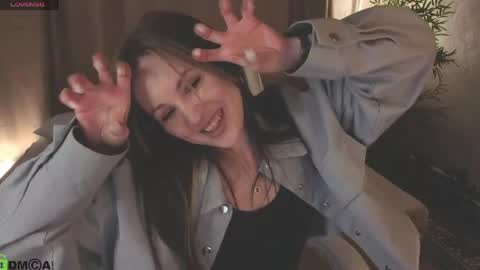 Zlata  Mon Tue Thu Fri Sun Sa GMT 3 0000pm - 0600pm  online show from 25, 3, 2026